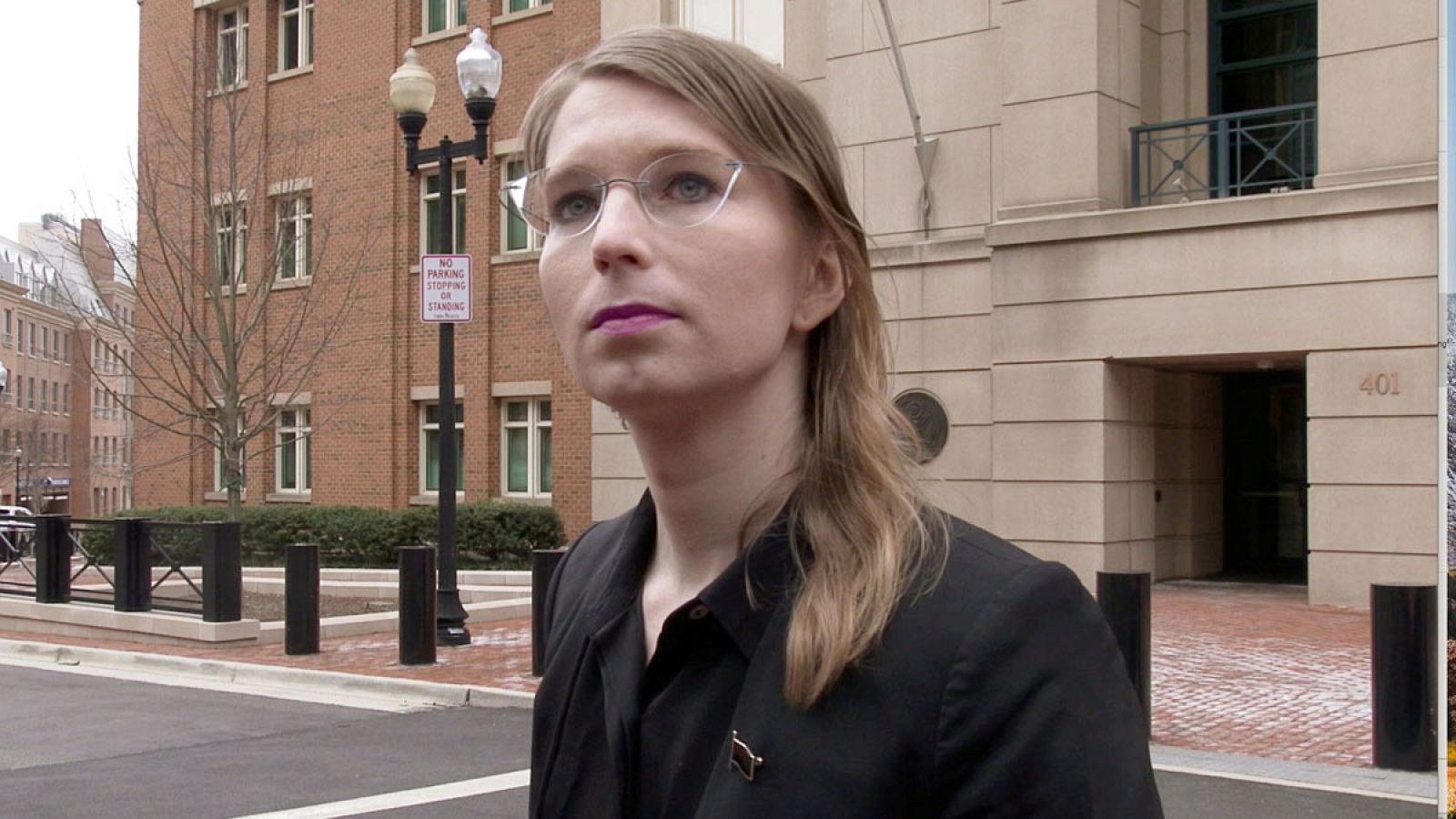 Foto de archivo de la exanalista de inteligencia del Ejército de los EE. UU. Chelsea Manning poco antes de comparecer ante un juez federal en Estados Unidos.