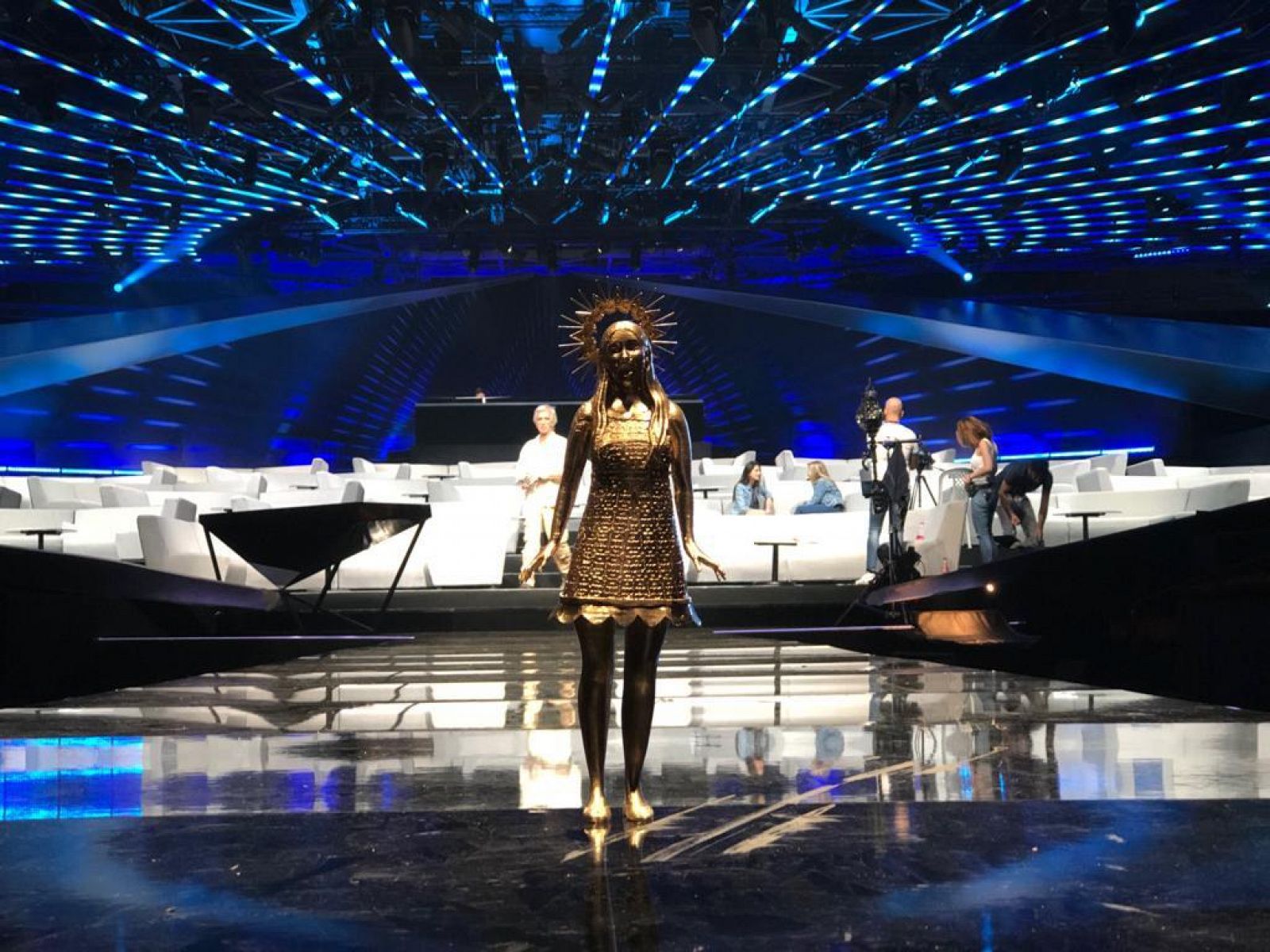 Santa Massiel se cuela en el ensayo del "Opening ceremony" de Eurovisión