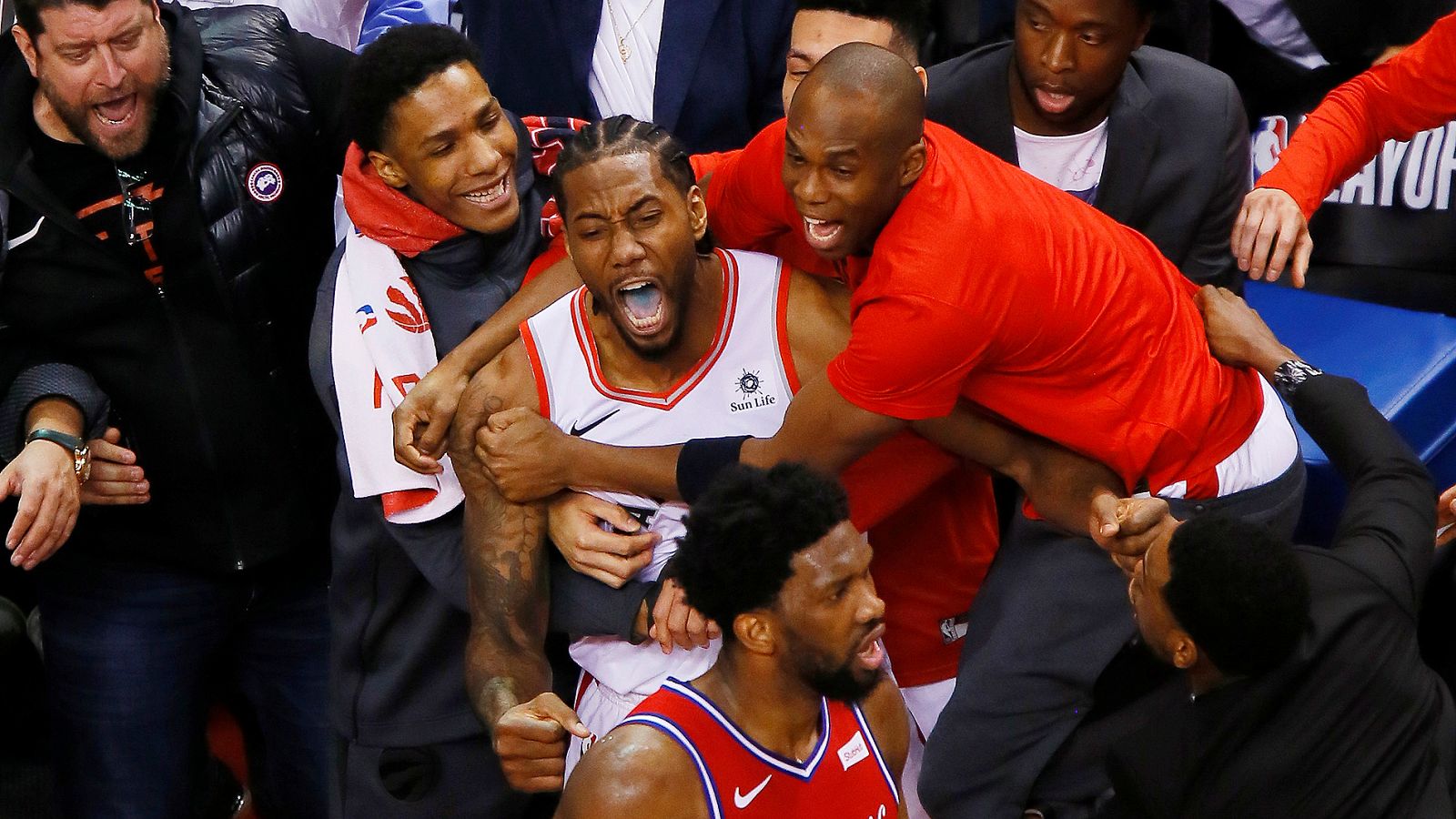 Kawhi Leonard celebra la canasta que metió a los Raptors en la final de Conferencia.