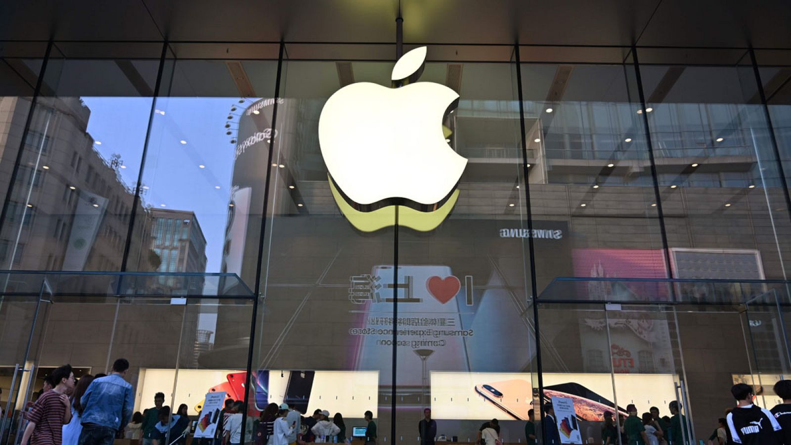 Un grupo de personas visita una tienda de la compañía Apple en Shanghai. 