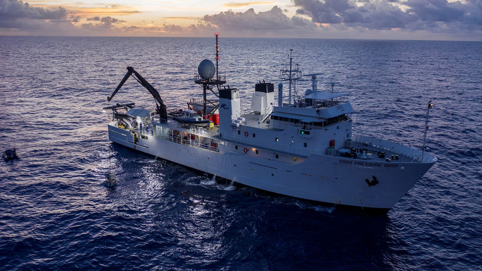 El submarino DSV Limiting Factor es izado en una grúa del barco DSSV Pressure Drop en la fosa de las Marianas, en una imagen del 13 de mayo de 2019.  Atlantic Productions for Discovery Channel/Tamara Stubbs/via REUTERS