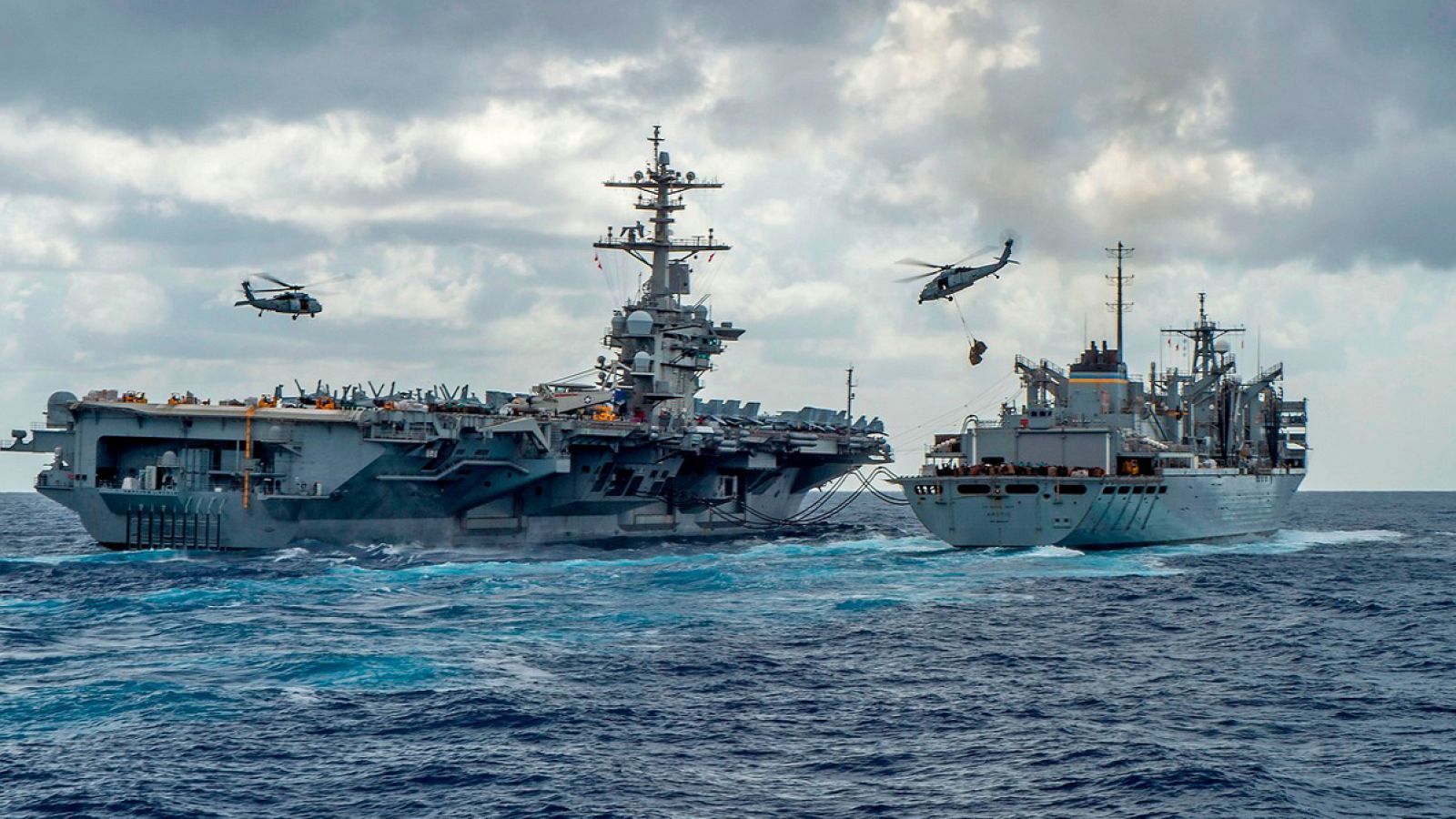 El portaaviones 'USS Abraham Lincoln' durante un ejercicio en el mar. Foto: MCSN Jason Waite / Oficina de Información de la Marina / AFP