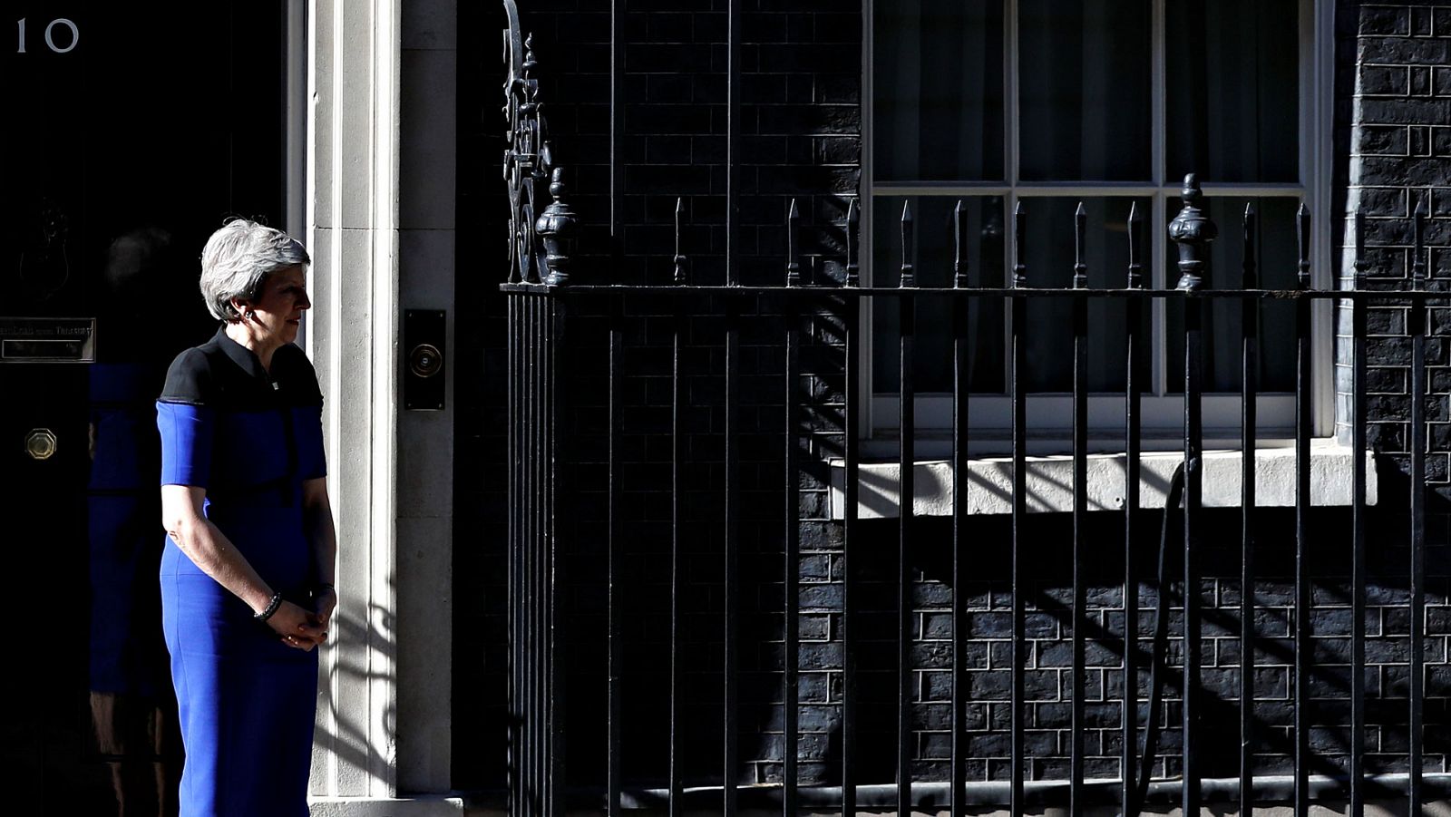 La primera ministra británica, Theresa May, a la puerta del 10 de Downing Street