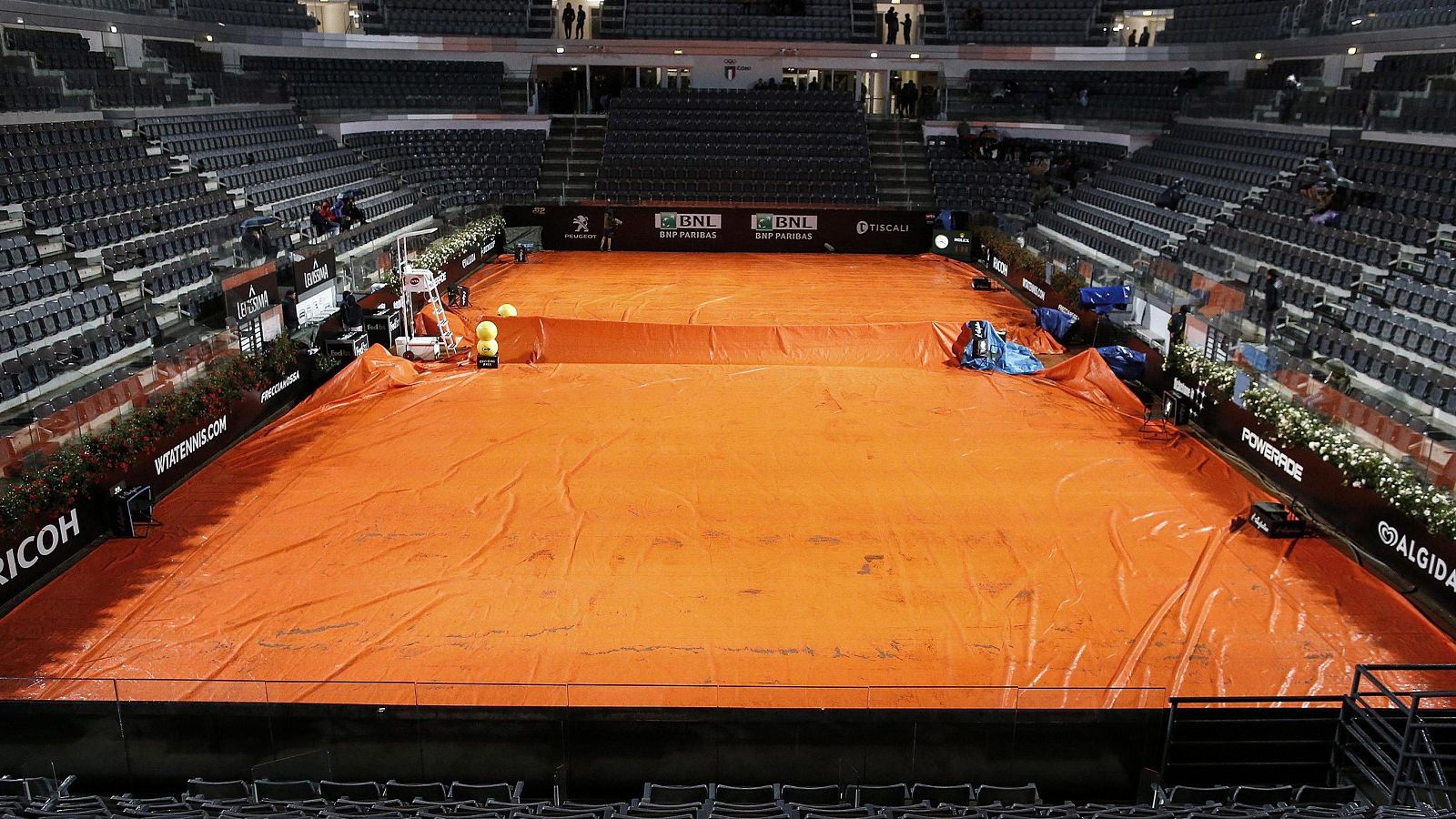 Imagen de la pista central durante un receso por lluvia en el juego entre Elina Svitolina y Victoria Azarenka.