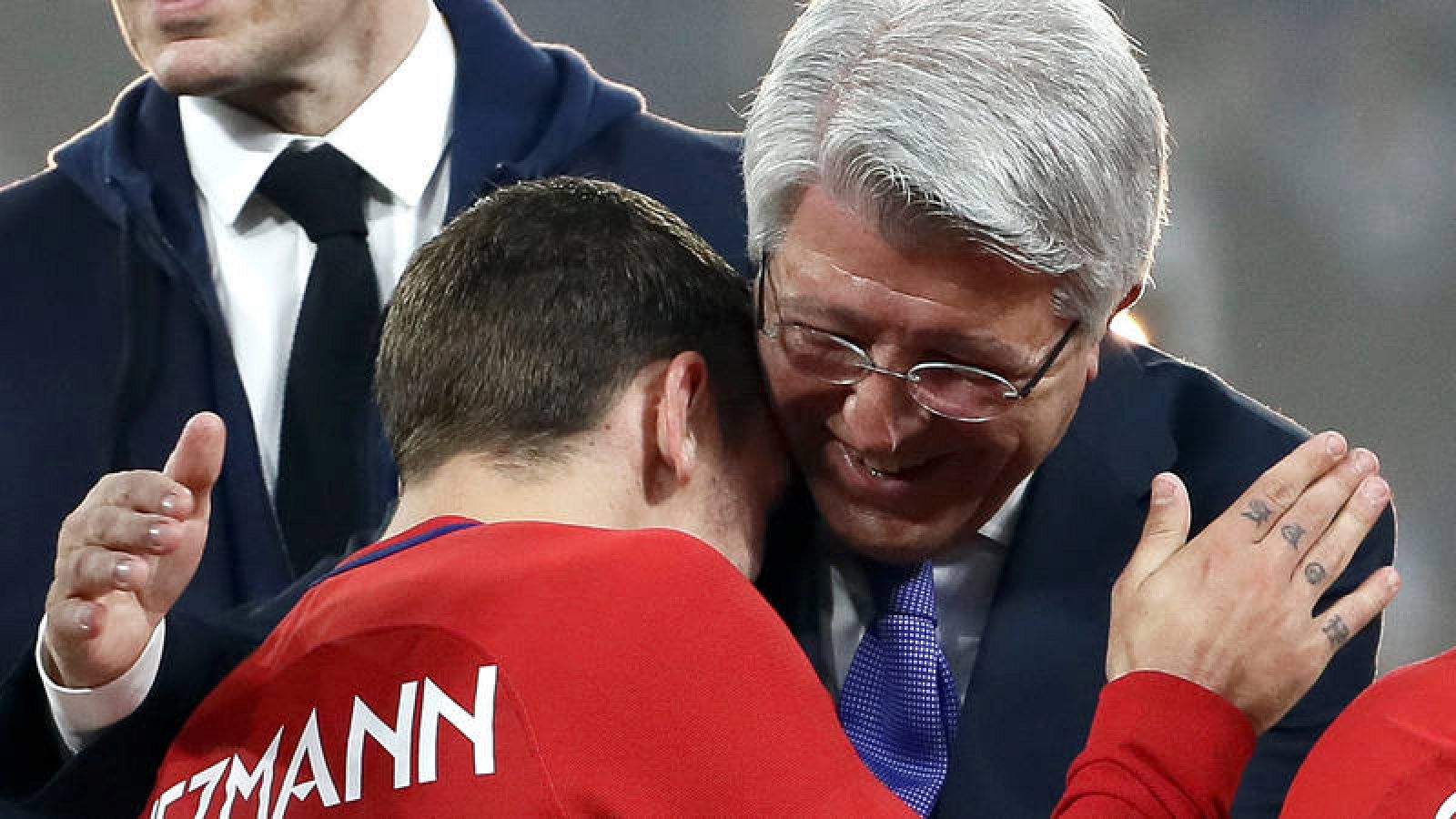 Griezmann y Cerezo se abrazan tras la final de la Europa League del año pasado