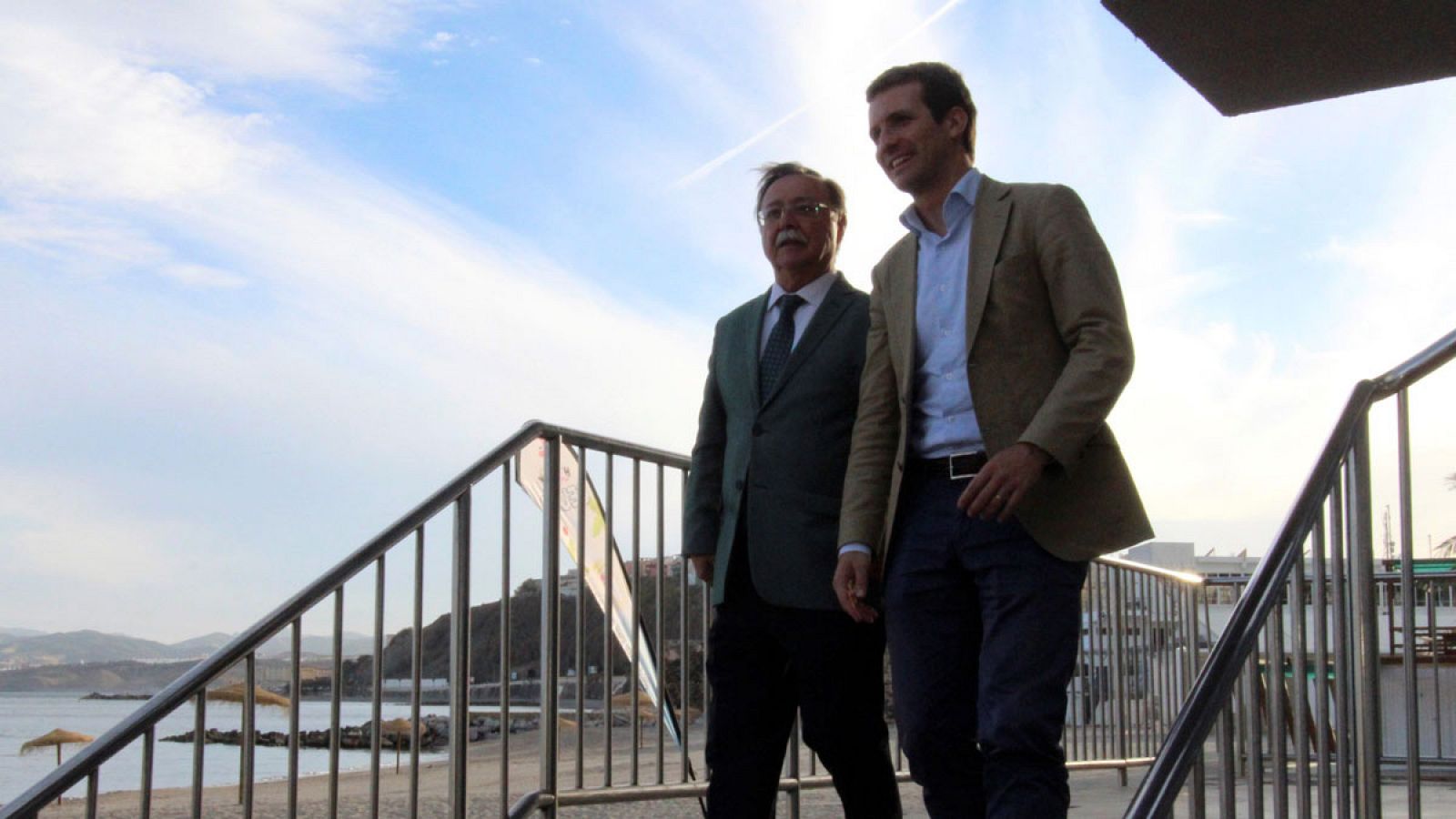 El presidente nacional del Partido Popular, Pablo Casado (d), acompañado por el presidente de la Ciudad Autónoma de Ceuta, Juan Juan Jesús Vivas (i).