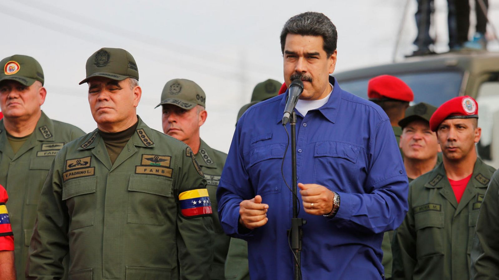 Fotografía cedida por la oficina de prensa de Miraflores, donde se observa al presidente de Venezuela, Nicolás Maduro (2d), junto a su ministro de Defensa, Vladimir Padrino (i), durante un acto con militares en el estado Aragua (Venezuela).