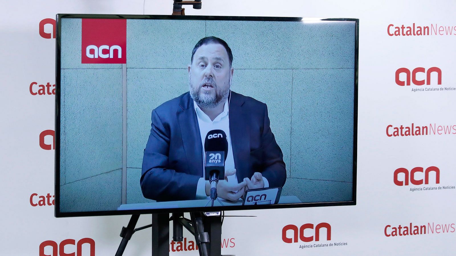 El presidente de ERC, Oriol Junqueras, responde a los periodistas por videoconferencia desde la prisión de Soto del Real.