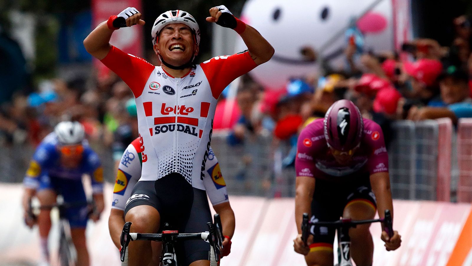 El australiano Caleb Ewan (Lotto) celebra su victoria en la octava etapa del Giro.