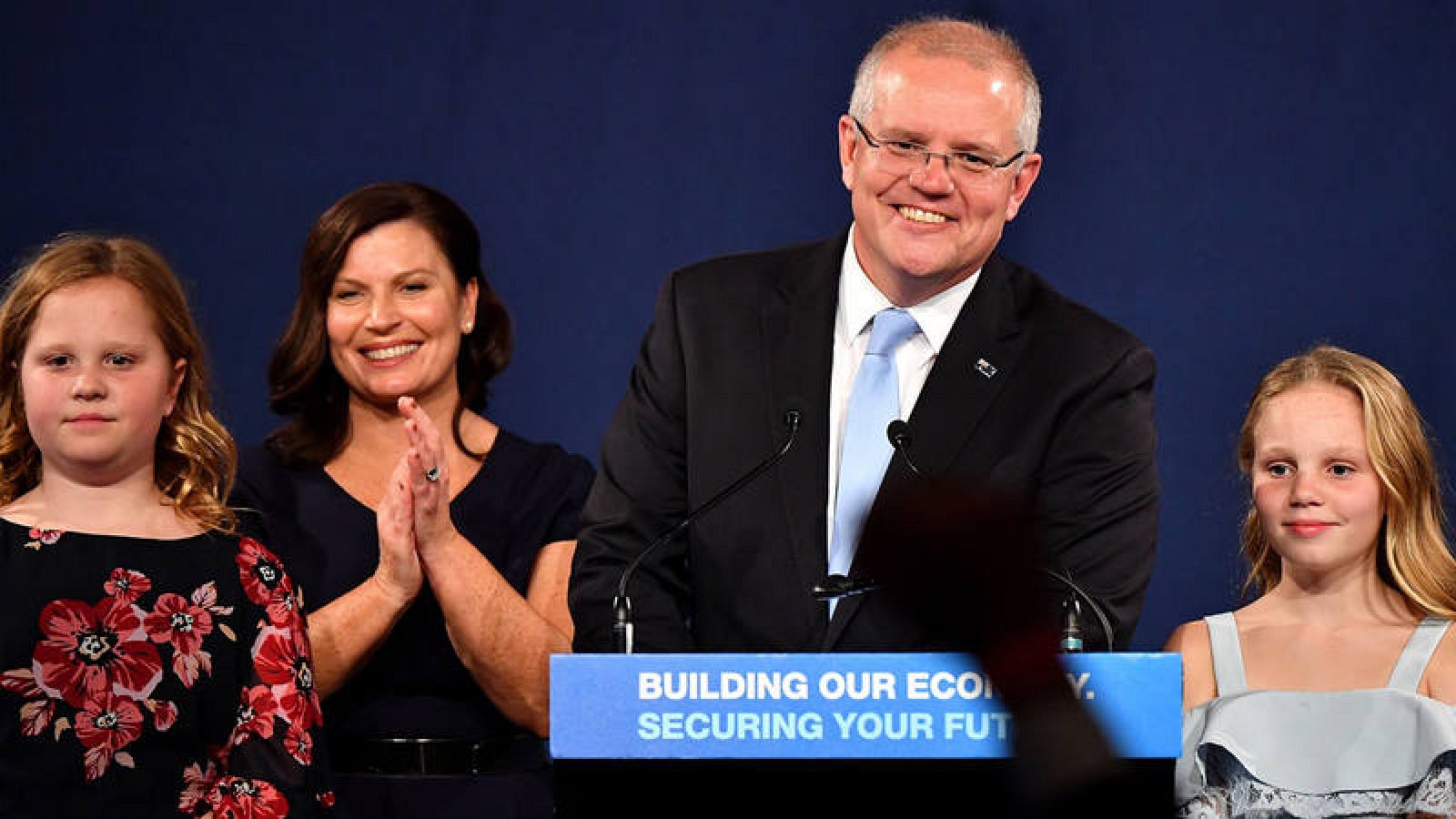 El primer ministro de Australia, Scott Morrison, celebra la victoria electoral junto a su familia