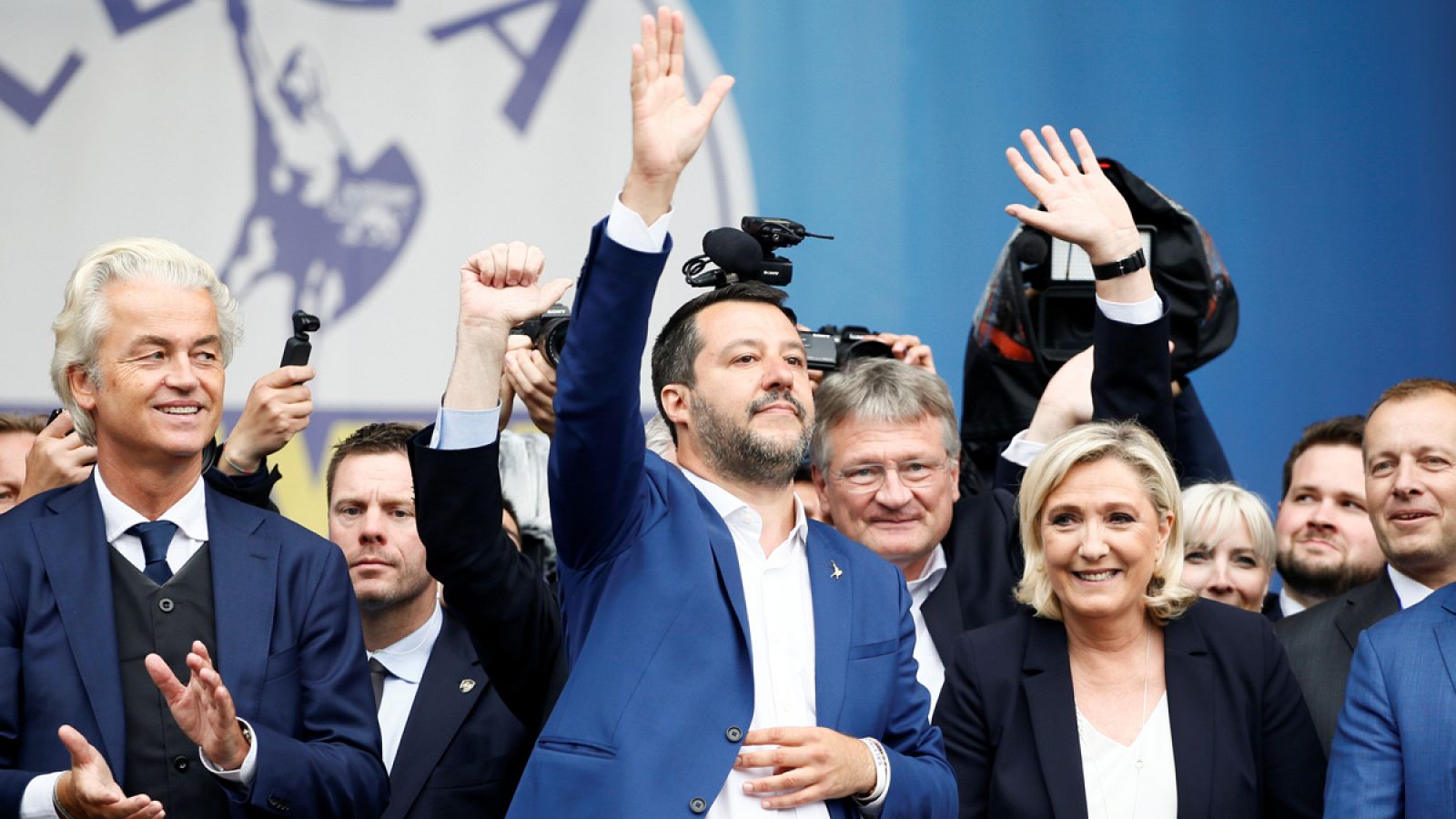 Matteo Salvini saluda a los asistentes flanqueado por Geert Wilder y Marie Le Pen
