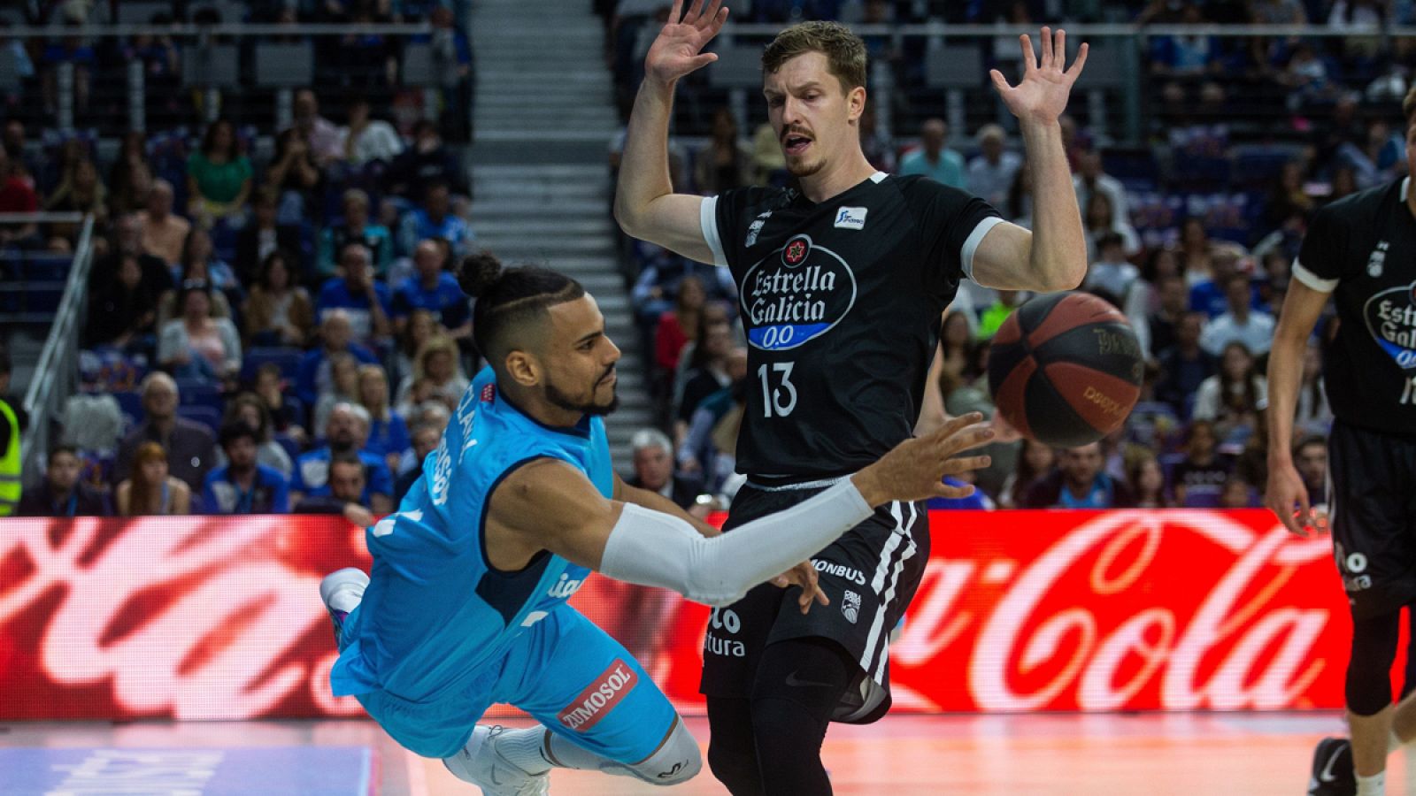 Andreas Obst (d) defiende a Gian Clavell