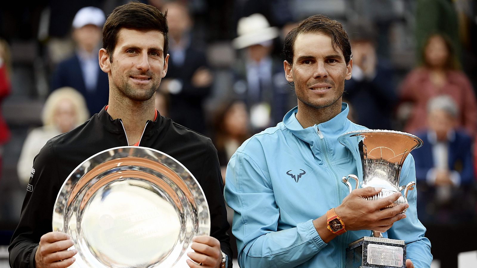 Novak Djokovic (i) y Rafa Nadal (d) posan con sus respectivos trofeos en Roma.