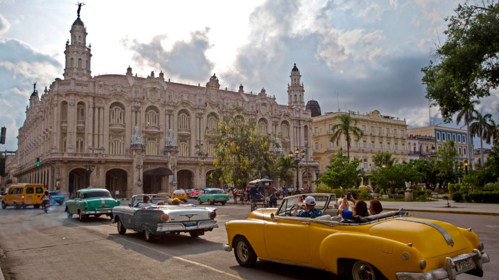 Varios coches clásicos circulan por el centro de La Habana