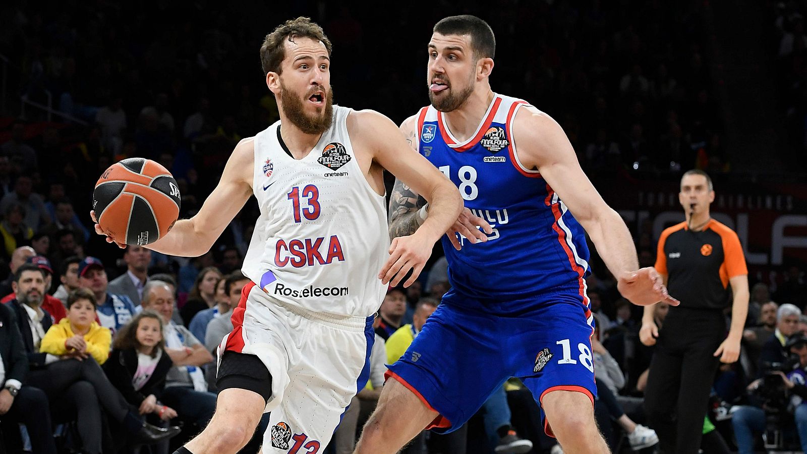 Sergio Rodríguez, del CSKA, ante Adien Moerman, del Efes.