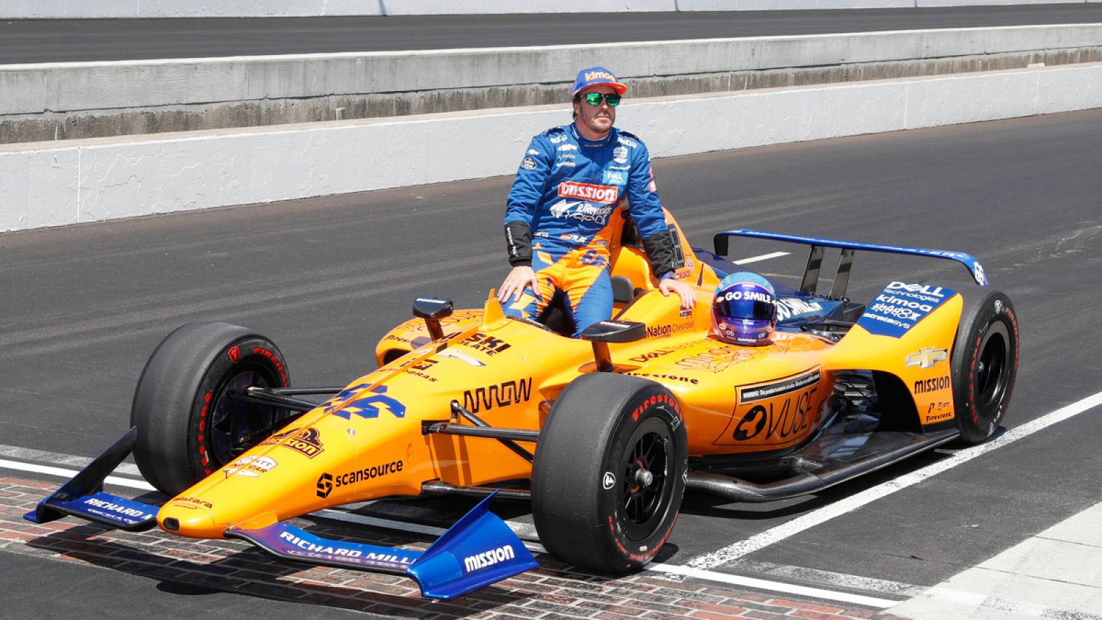 Fernando Alonso posa junto a su coche