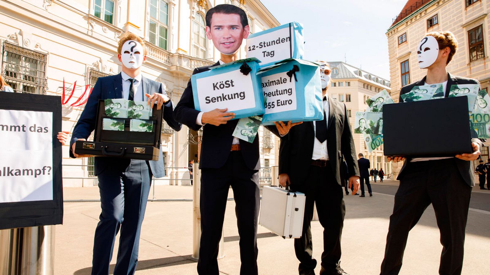 Un activista con una careta que representa al canciller austriaco, Sebastian Kurz, participa en una protesta delante de la Cancillería en Viena (Austria)