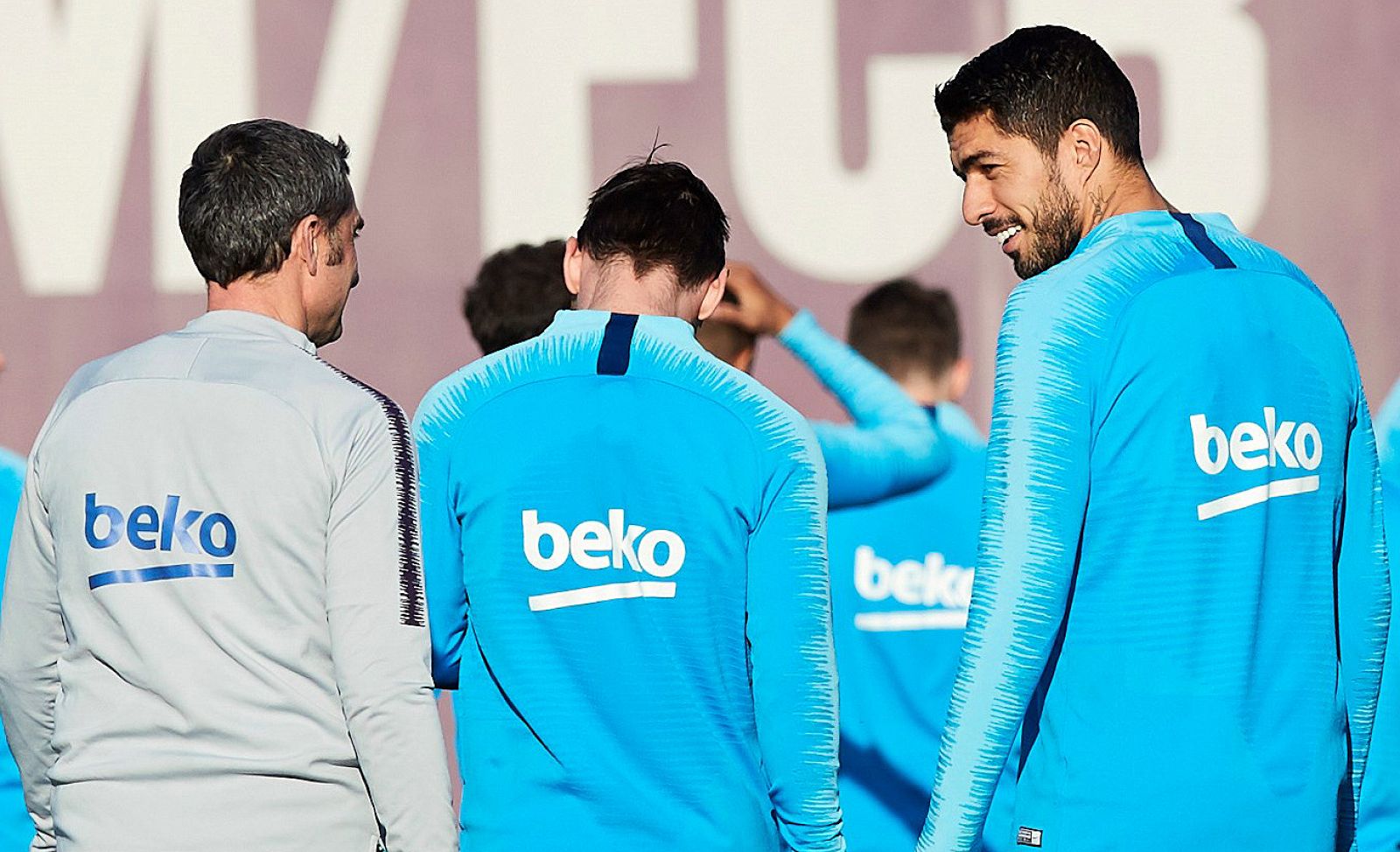 El jugador del FC Barcelona Luis Suárez (d) conversa con el entrenador, Ernesto Valverde (i), durante un entrenamiento.