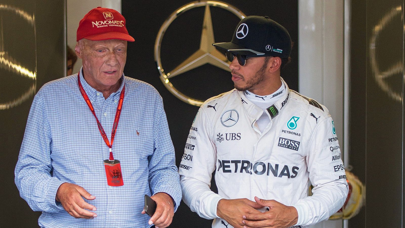 El fallecido Niki Lauda (i), presidente de Mercedes, conversa con el piloto Lews Hamilton (d), en imagen de archivo.