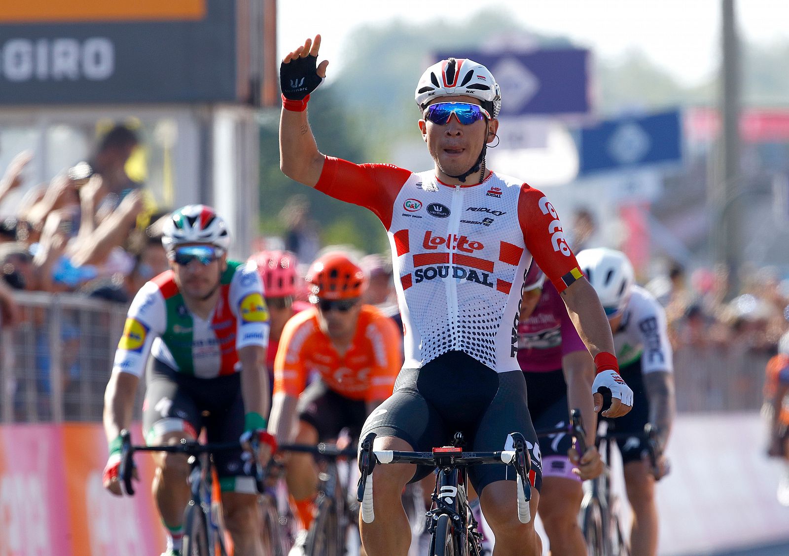 El australiano Caleb Ewan (Lotto) celebra su victoria en la undécima etapa del Giro de Italia 2019.