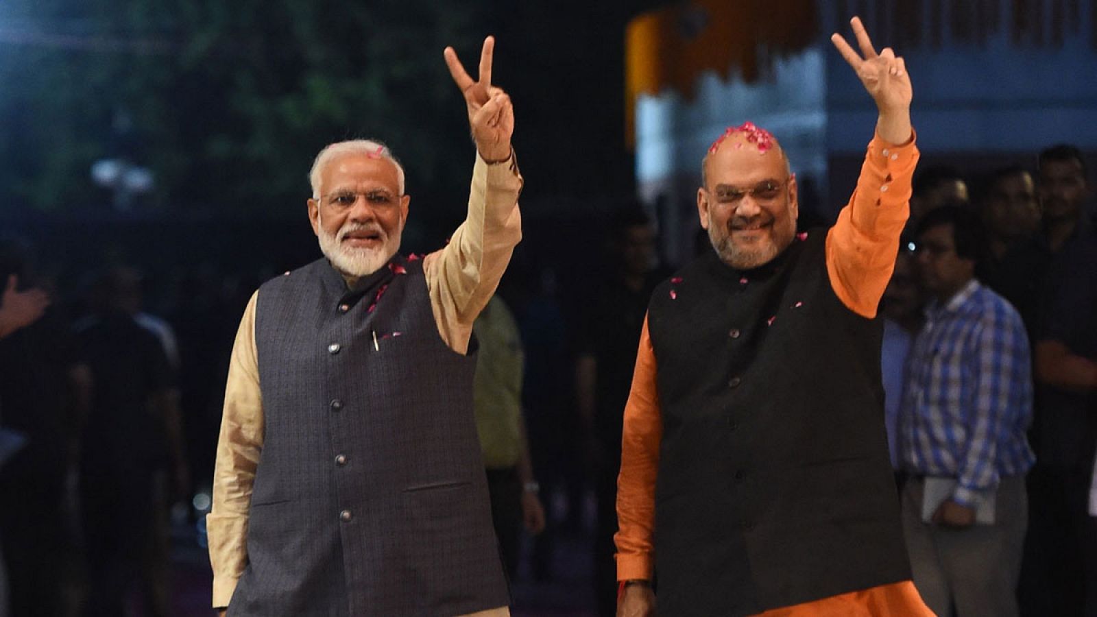 El primer ministro indio Narendra Modi (L) y el presidente del partido Bharatiya Janata (BJP) Amit Shah celebraban la victoria en las elecciones generales