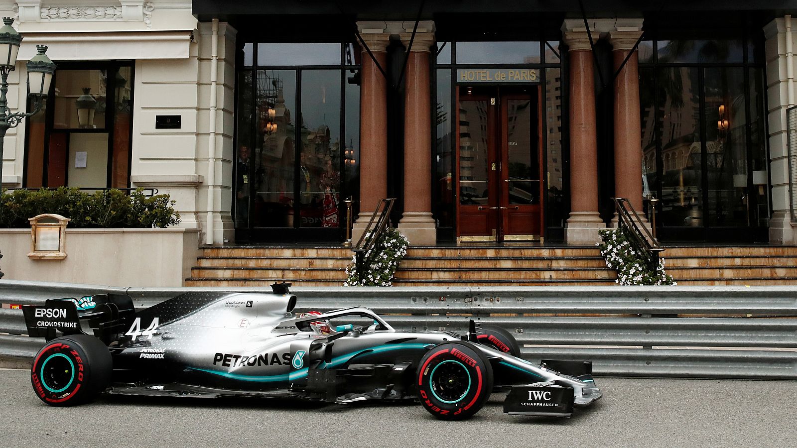 El Mercedes de Lewis Hamilton pasa frente a la puerta del Hotel de París de Mónaco.