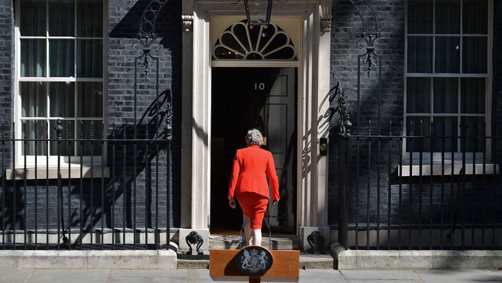 Theresa May vuelve a su residencia en el número 10 de Downing Street, en Londres, tras anunciar su dimisión. Daniel LEAL-OLIVAS / AFP