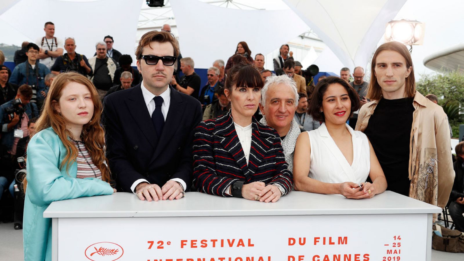 El director español Albert Serra posa junto al elenco de actores de 'Liberté' en el Festival de Cannes