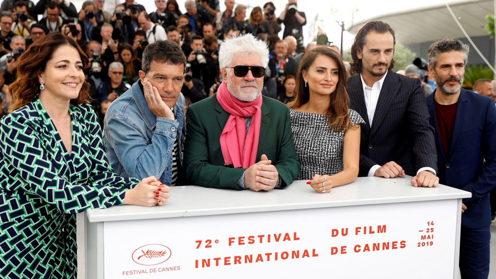 Pedro Almodóvar posa con Nora Navas, Antonio Banderas, Penélope Cruz, Asier Etxeandia y Leonardo Sbaraglia durante la presentación de 'Dolor y Gloria' en Cannes