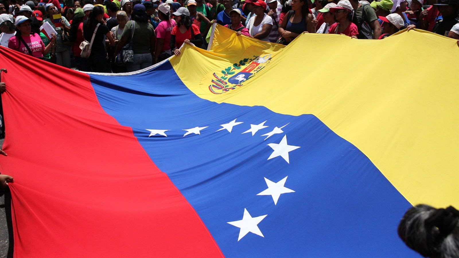 Simpatizantes del chavismo ondeando una bandera de Venezuela durante una marcha en Caracas (Venezuela).