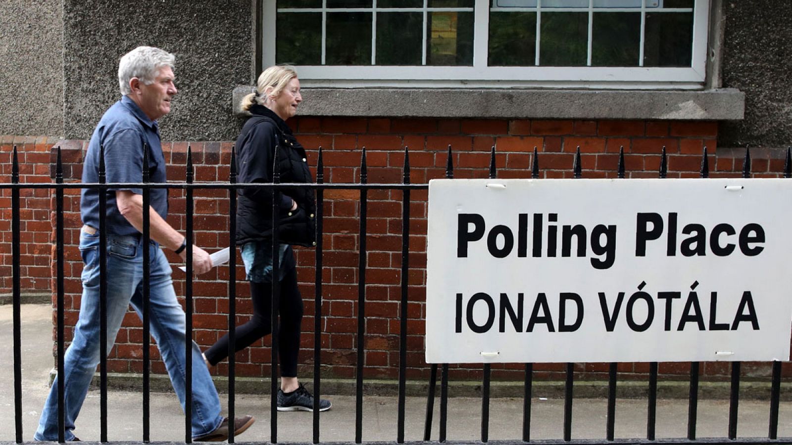 Unos votantes abandonando un colegio electoral en Dublín, Irlanda.