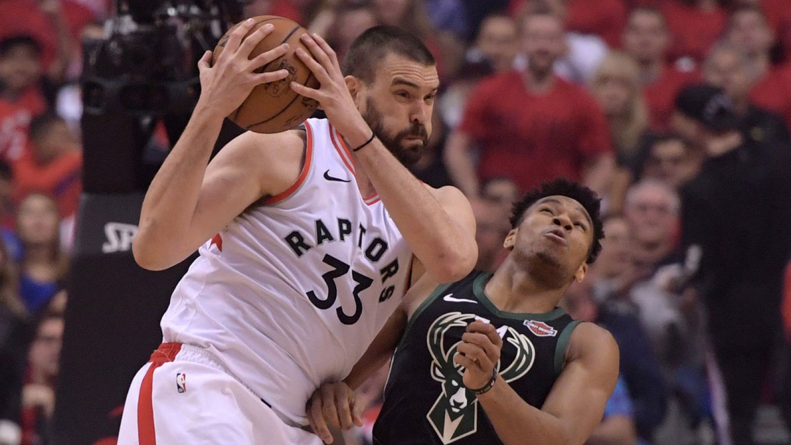 Imagen de Marc Gasol (i) durante el partido entre los Toronto Raptors y los Milwaukee Bucks el sábado 25 de mayo de 2019.