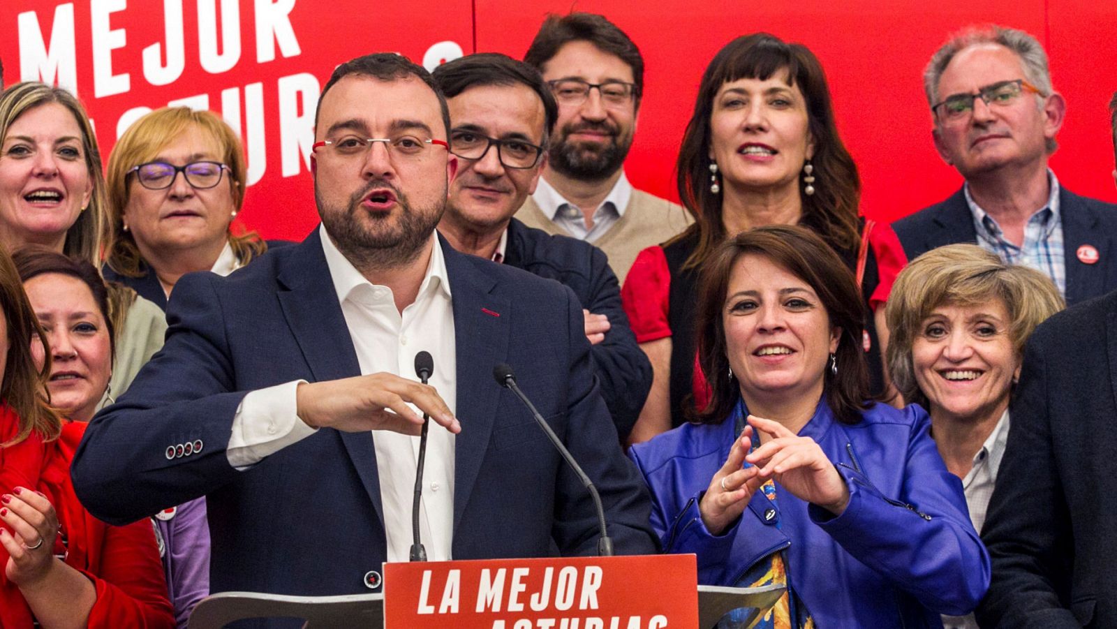 El candidato del PSOE a la Presidencia del Principado, Adrián Barbón, celebra su victoria en Asturias