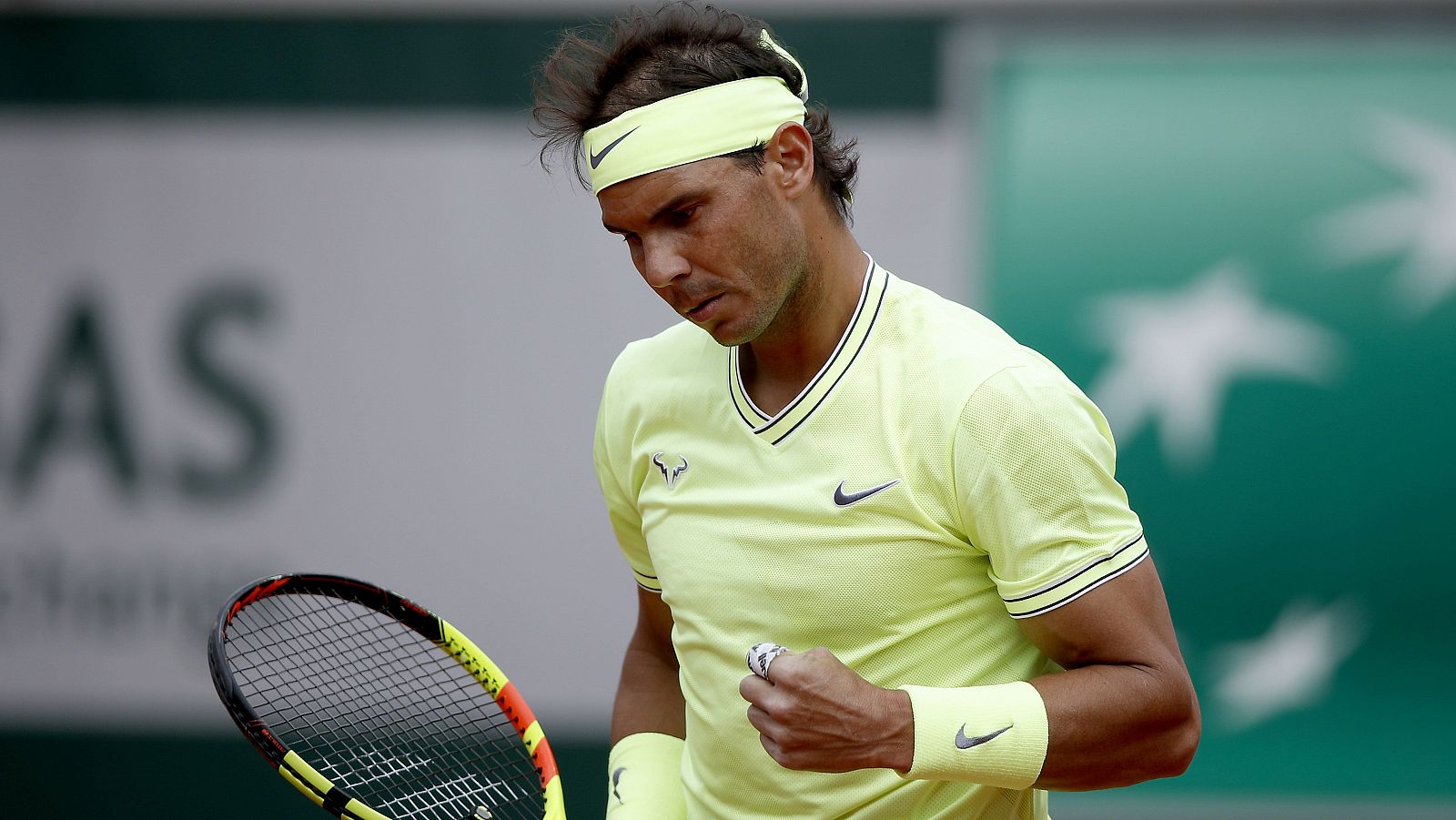 Rafa Nadal celebra un punto ante Yannick Hanfmann durante su partido de primera ronda de Roland Garros.