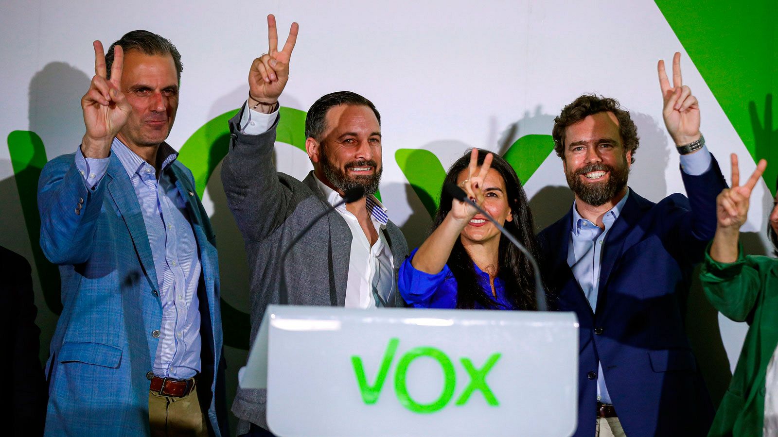 La plana mayor de Vox, tras comparecer este domingo antes los medios.