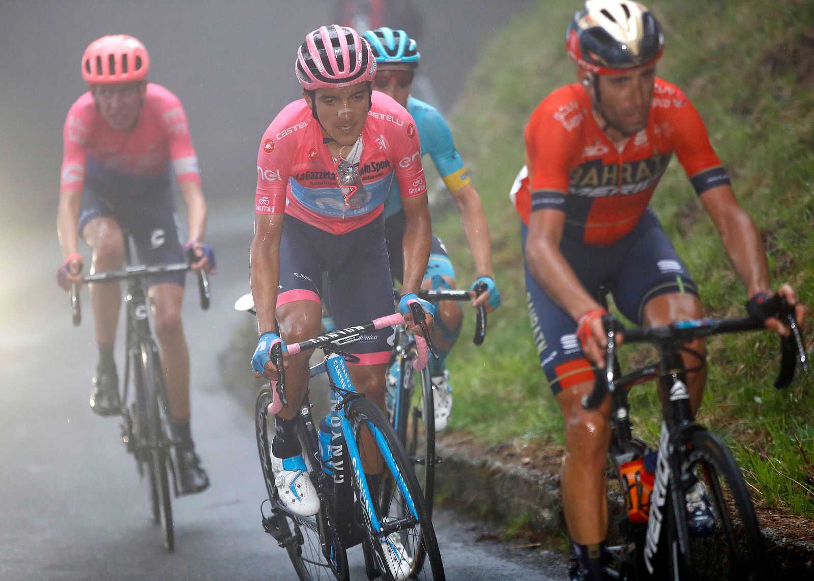 Imagen del ecuatoriano y líder del Giro de Italia 2019, Richard Carapaz (Movistar), durante la ascensión al Mortirolo.