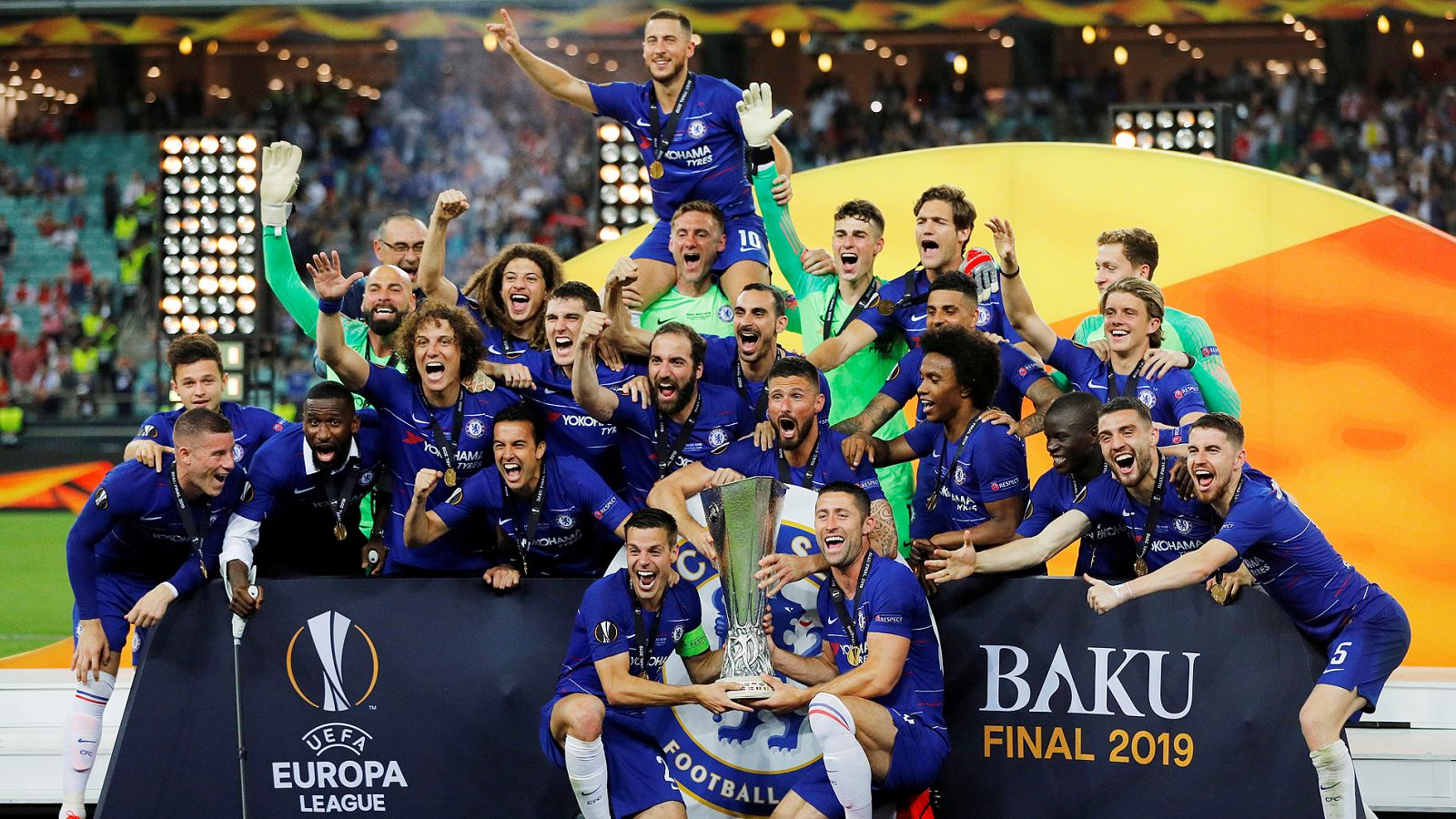Azpilicueta (con el brazalete de capitán) y Cahill sujetan el trofeo de la Europa League que ha ganado el Chelsea