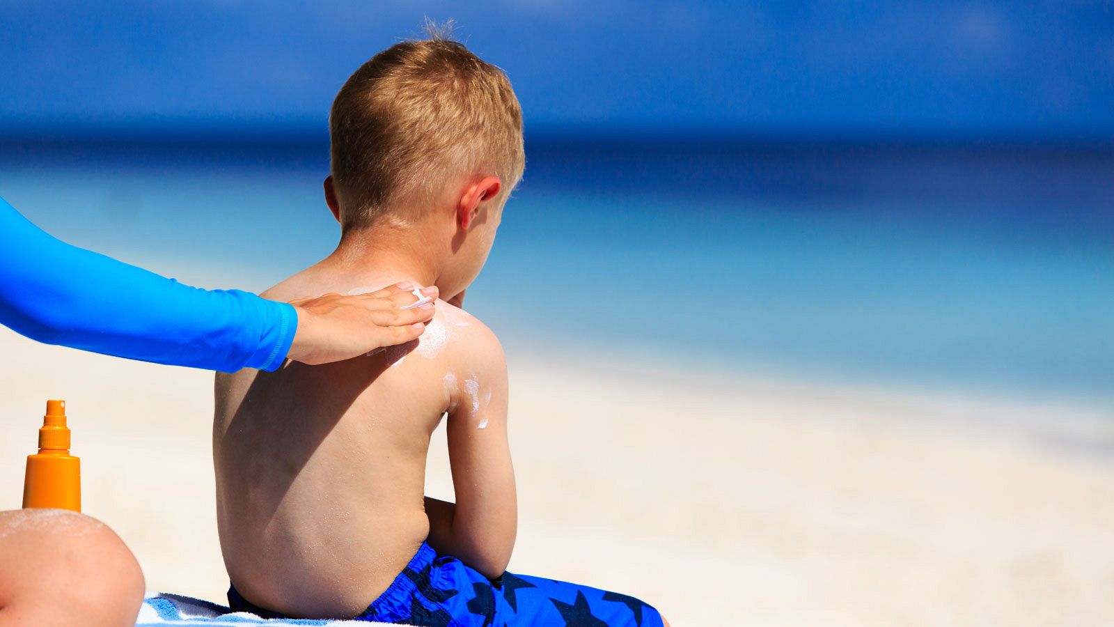 La OCU pide la retirada de dos cremas solares infantiles por dar menor protección de la prometida