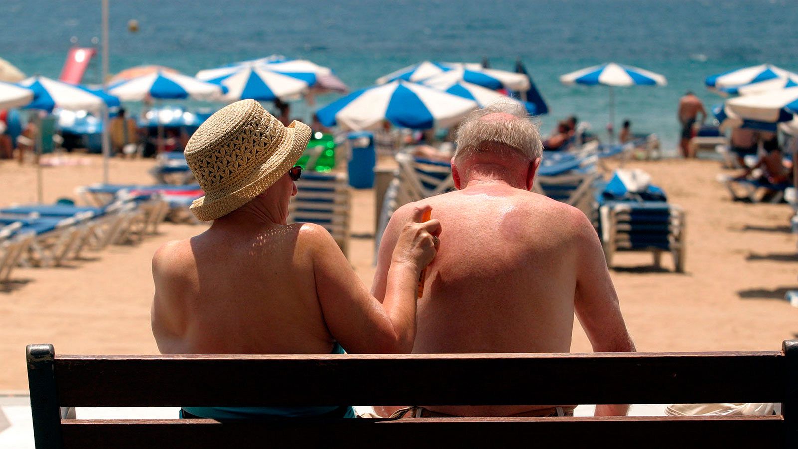 Una pareja de turistas en la playa de Benidorm en una imagen de archivo