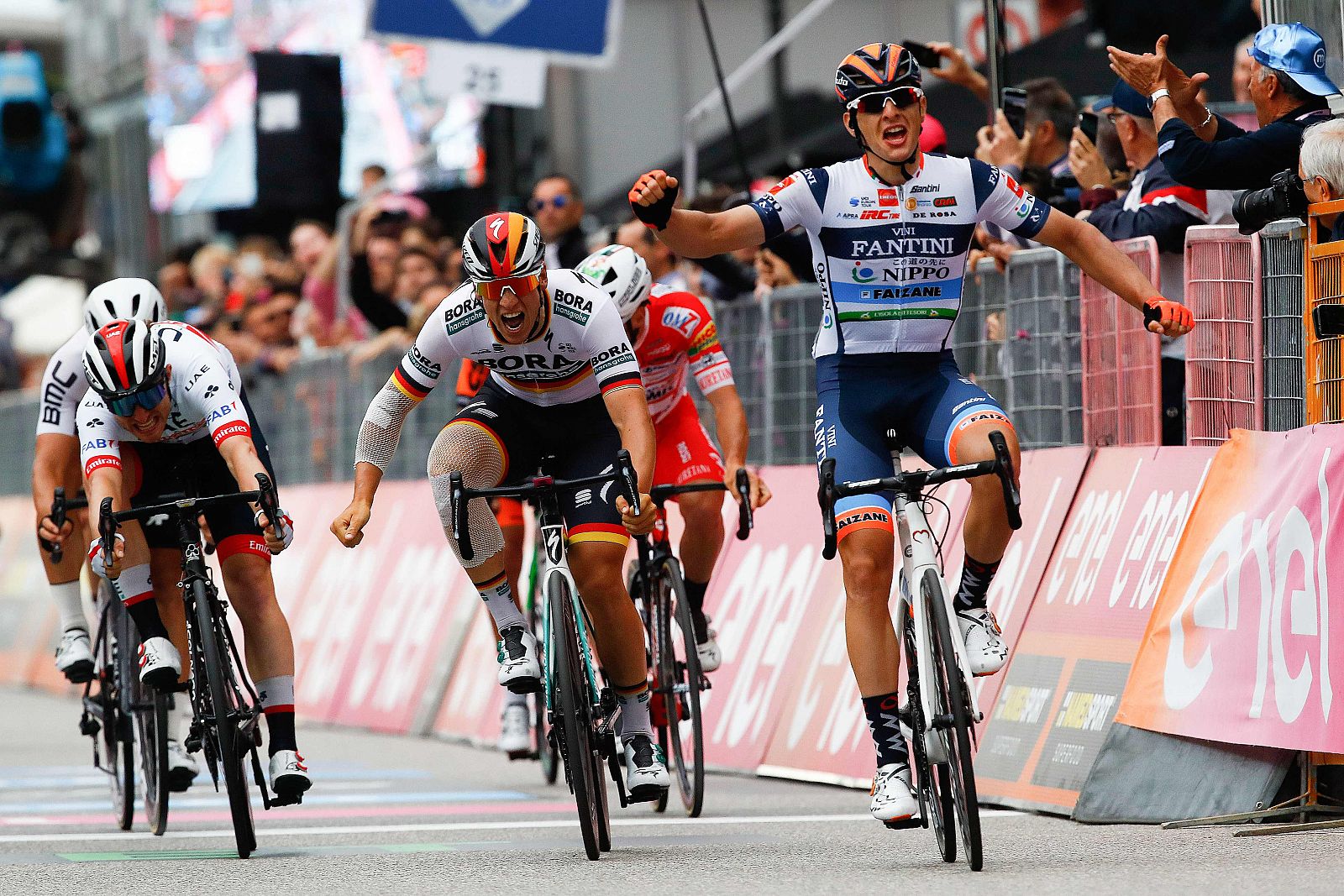 El italiano Damiano Cima (Nippo Vini Fantini) celebra la victoria en la etapa 18 del Giro de Italia 2019.