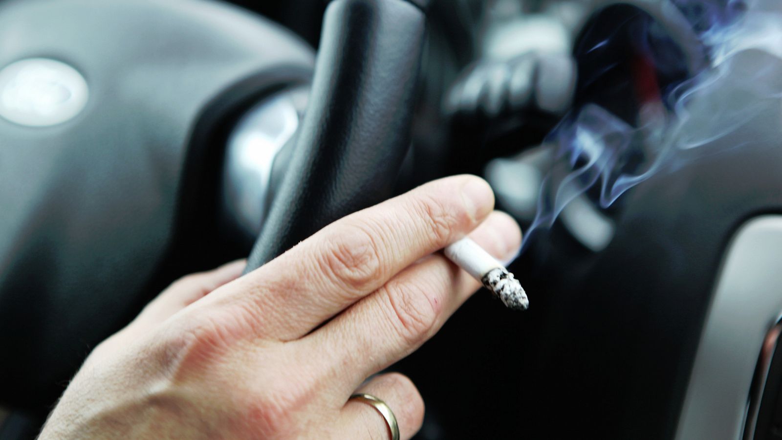 Cataluña prohibirá fumar dentro de los vehículos privados, tanto si viajan niños como si no.