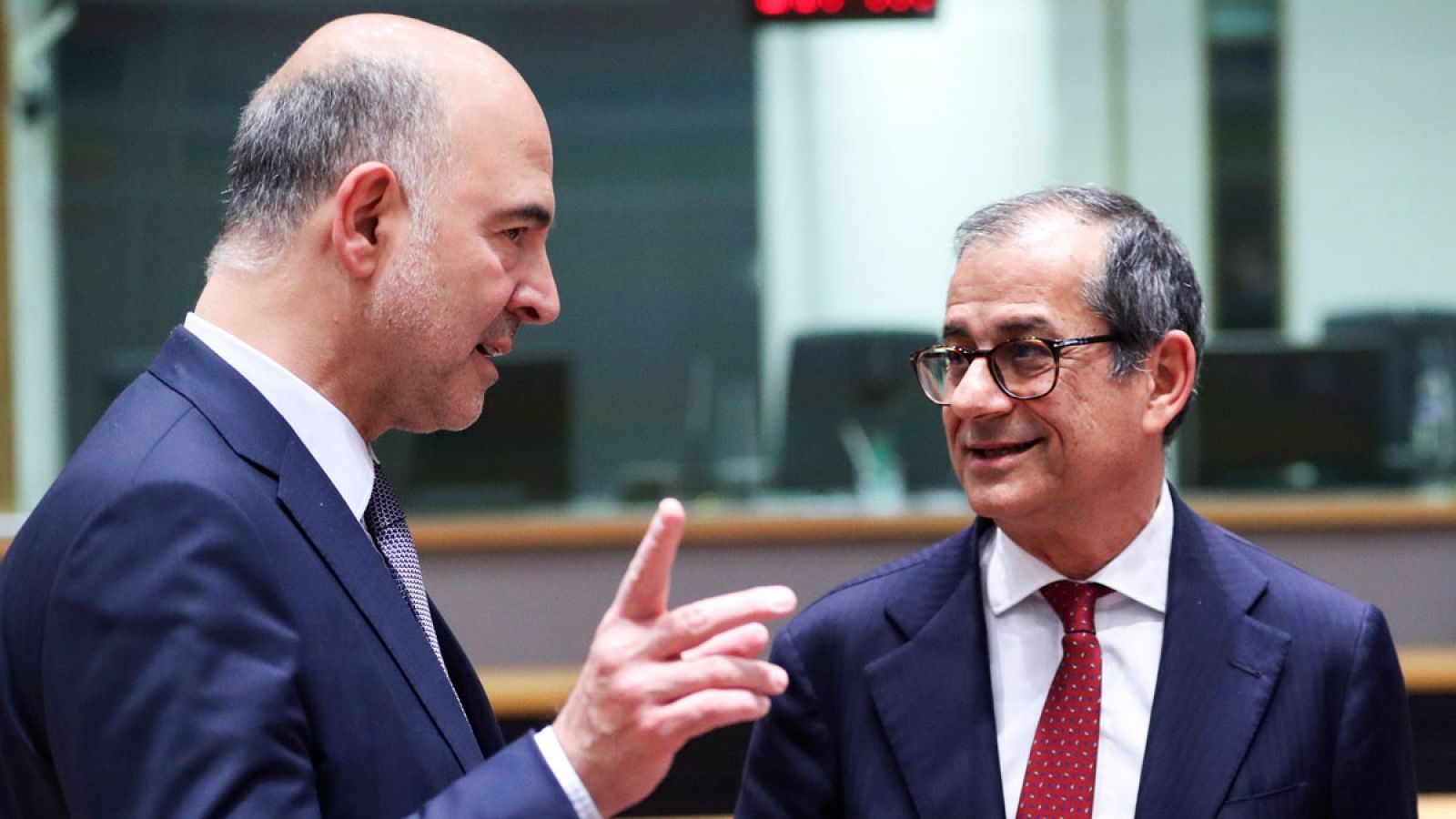 El ministro de Finanzas italiano, Giovanni Tria,  y el comisario de Asuntos Económicos, Pierre Moscovici, durante una reunión del Eurogrupo