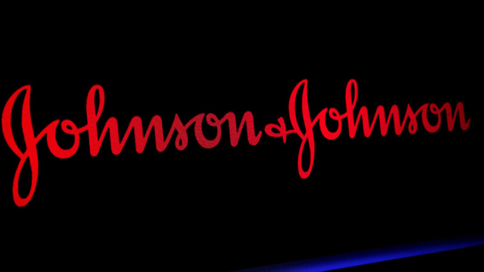 Logotipo de Johnson & Johnson en una pantalla de la Bolsa de Nueva York (NYSE).