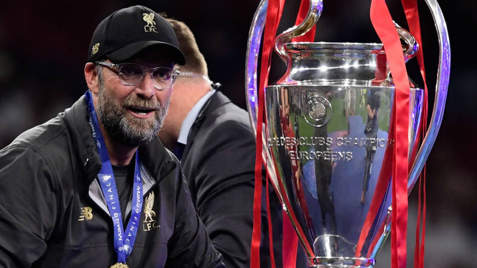 El entrenador del Liverpool, Jurgen Klopp, con la Champions ganada.
