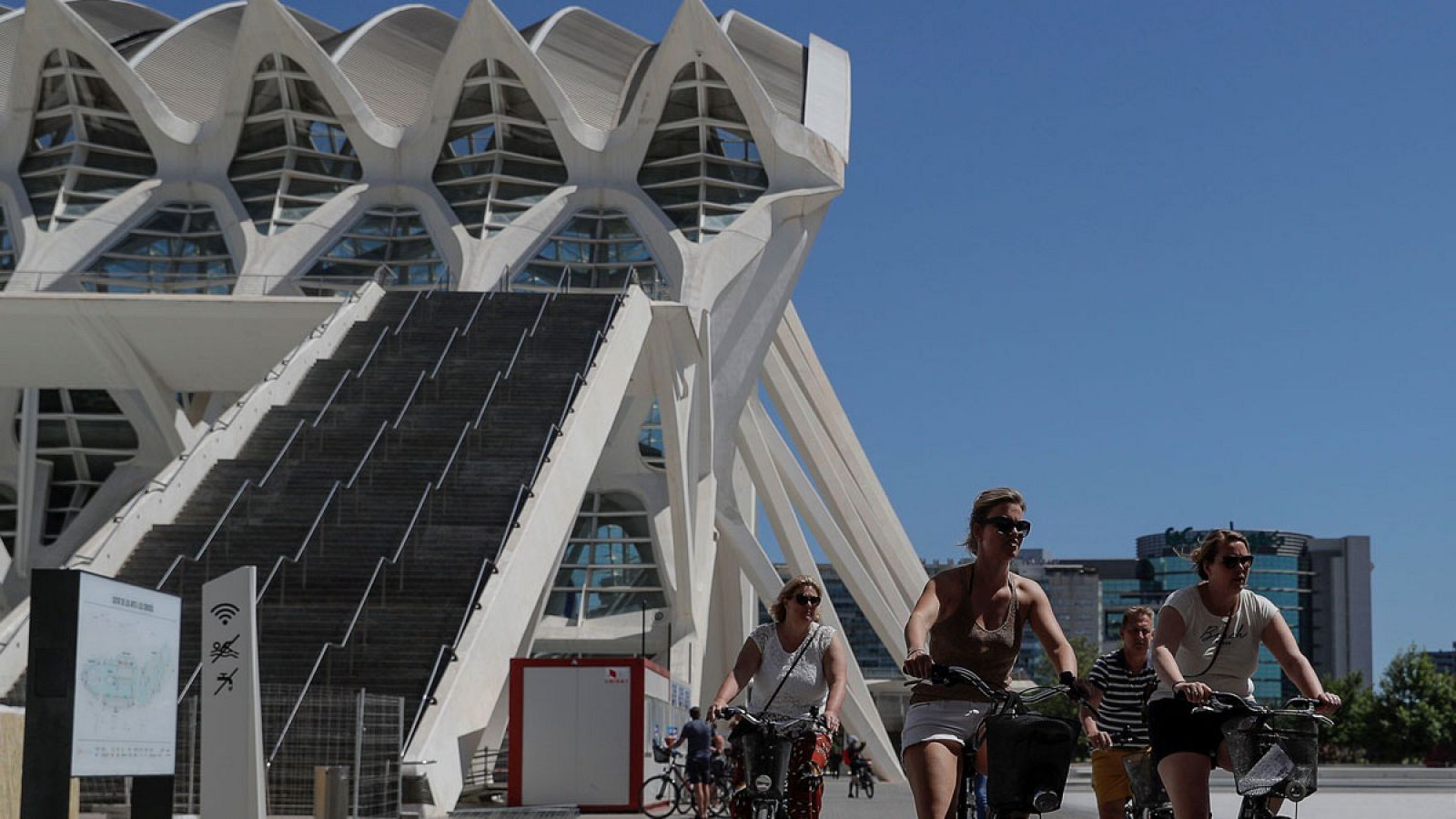 Turistas en la Ciudad de las Artes y de las Ciencias de Valencia