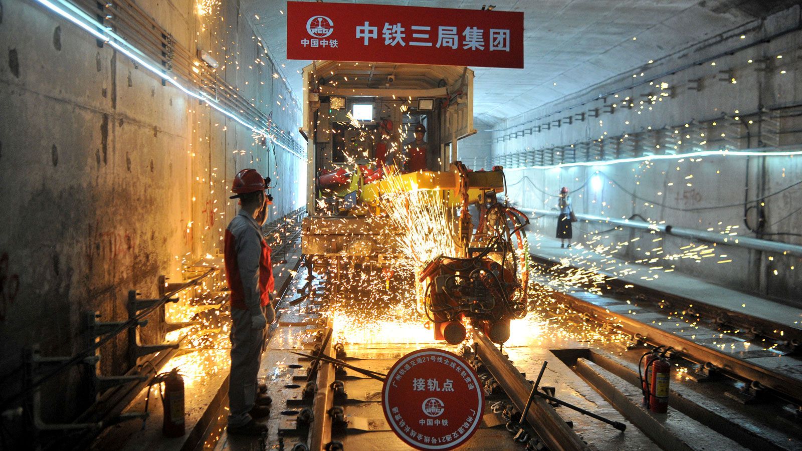Trabajadores en el metro de Cantón