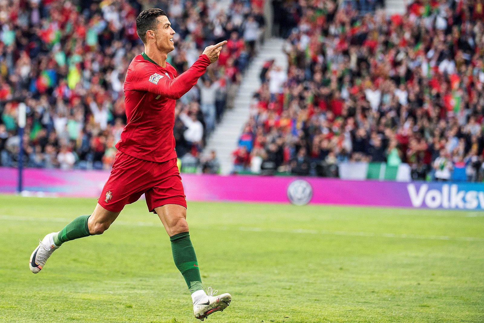 Cristiano Ronaldo celebra un gole ante Suiza en el estadio Dragao de Oporto (Portugal).