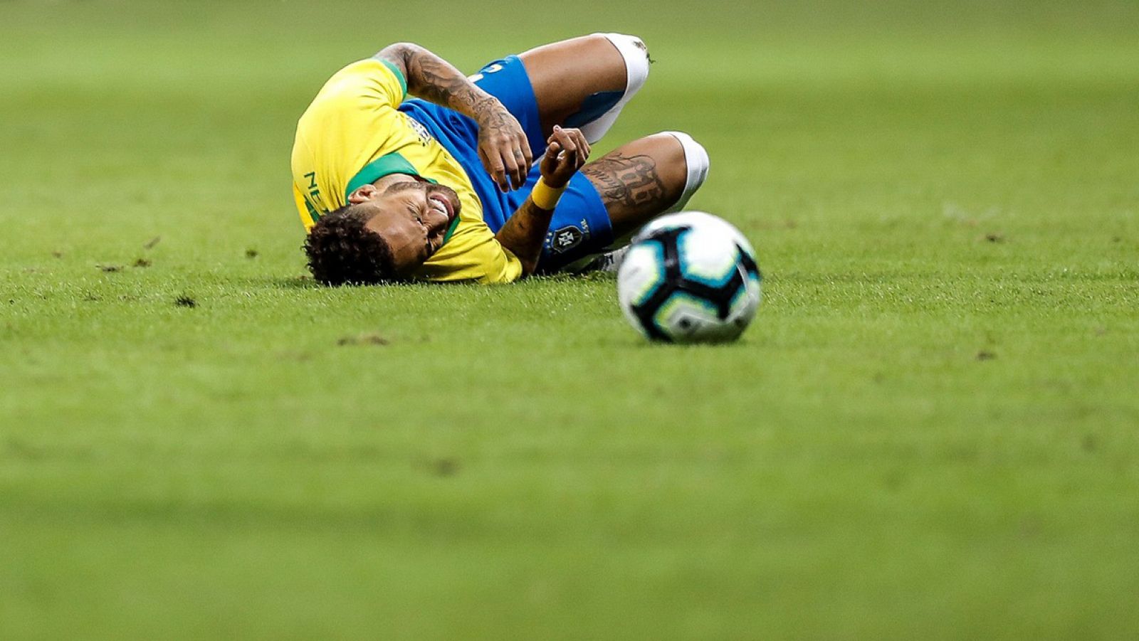 Neymar se lamenta en el campo este miércoles en el partido amistoso entre Brasil y Catar, en el Estadio Mane Garrincha, en la ciudad de Brasilia (Brasil). EFE/Antonio Lacerda