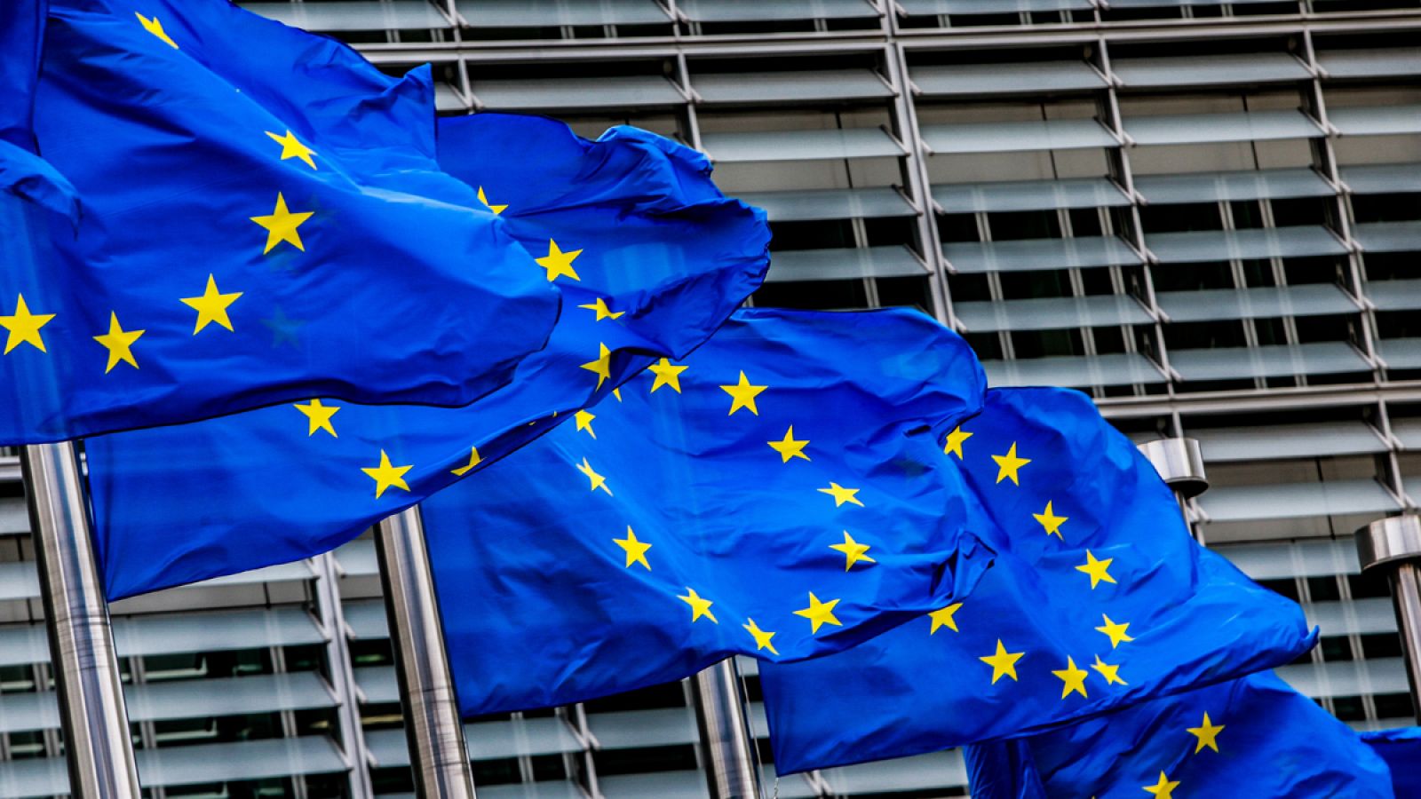 Banderas de la Unión Europea ondean ante la sede de la Comisión Europea