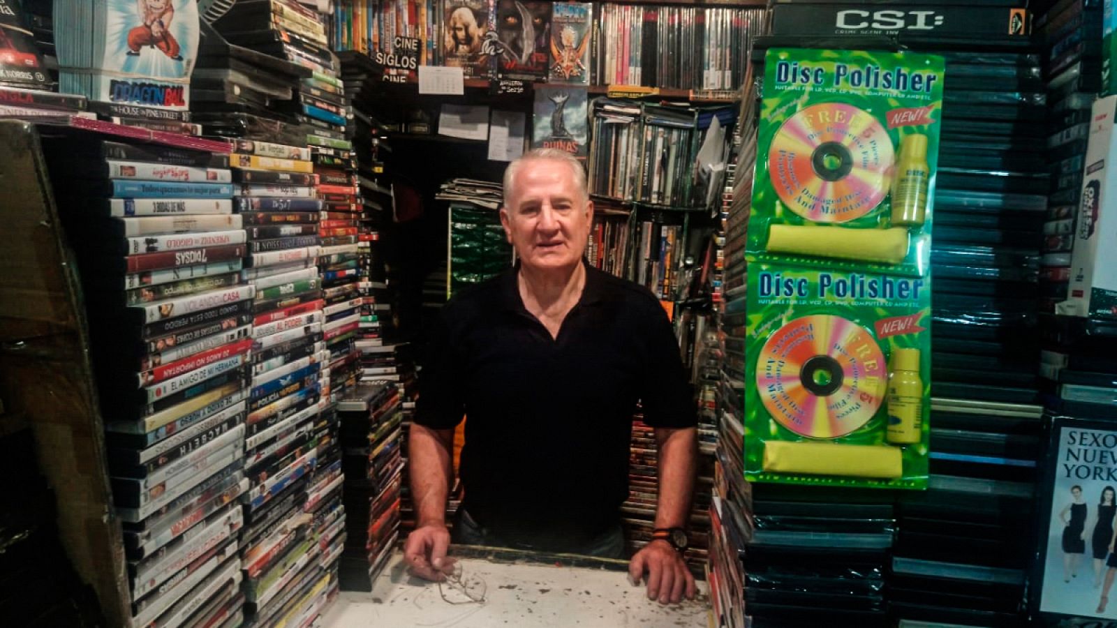 Fernando Navarro, dueño de Video Import en su local de la calle Carlos Martín Álvarez 1, en Madrid.